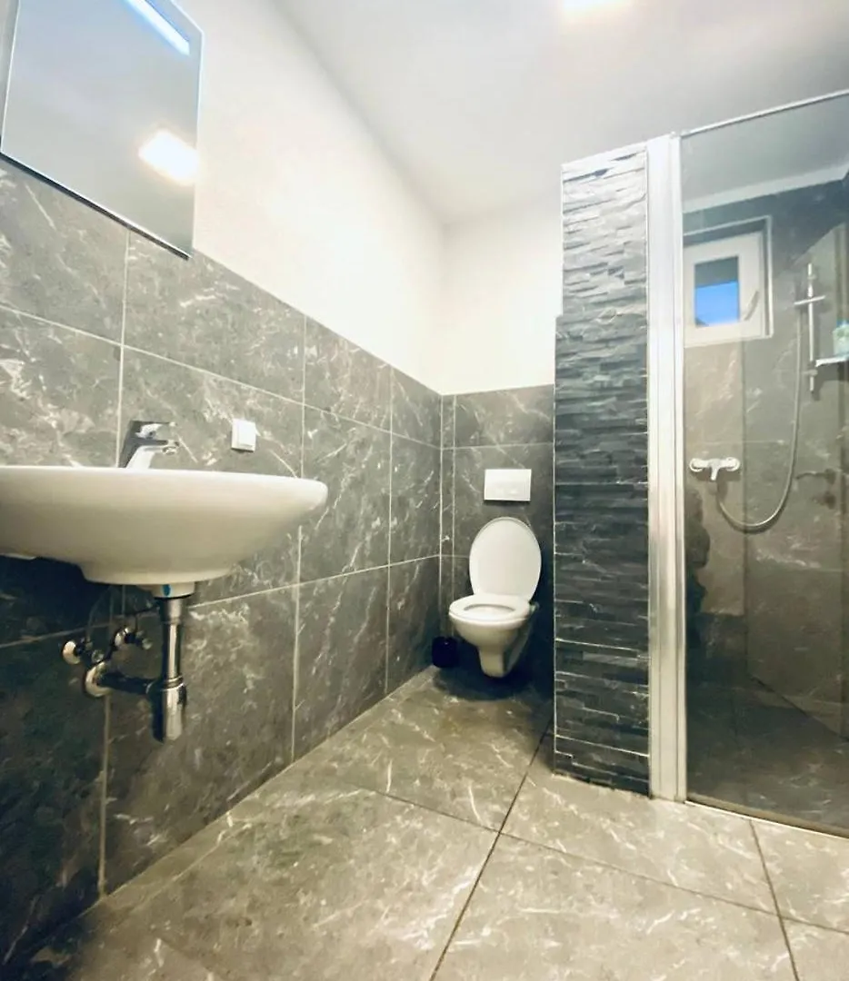 Tripel Room In Floridsdorf Area Vienna